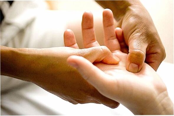 Eine therapeutische Massage lindert Schmerzen in den Fingergelenken.